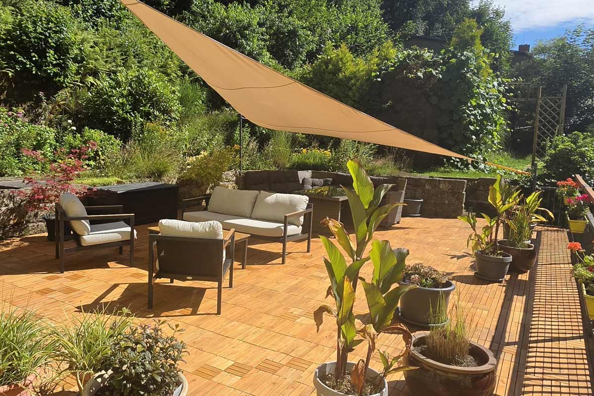 Sonnenterasse mit Gartenlounge
