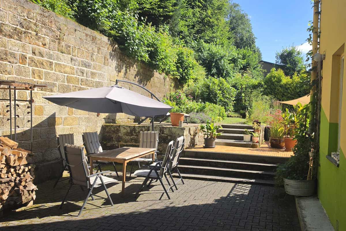 Terrasse mit Sitzgelegenheit
